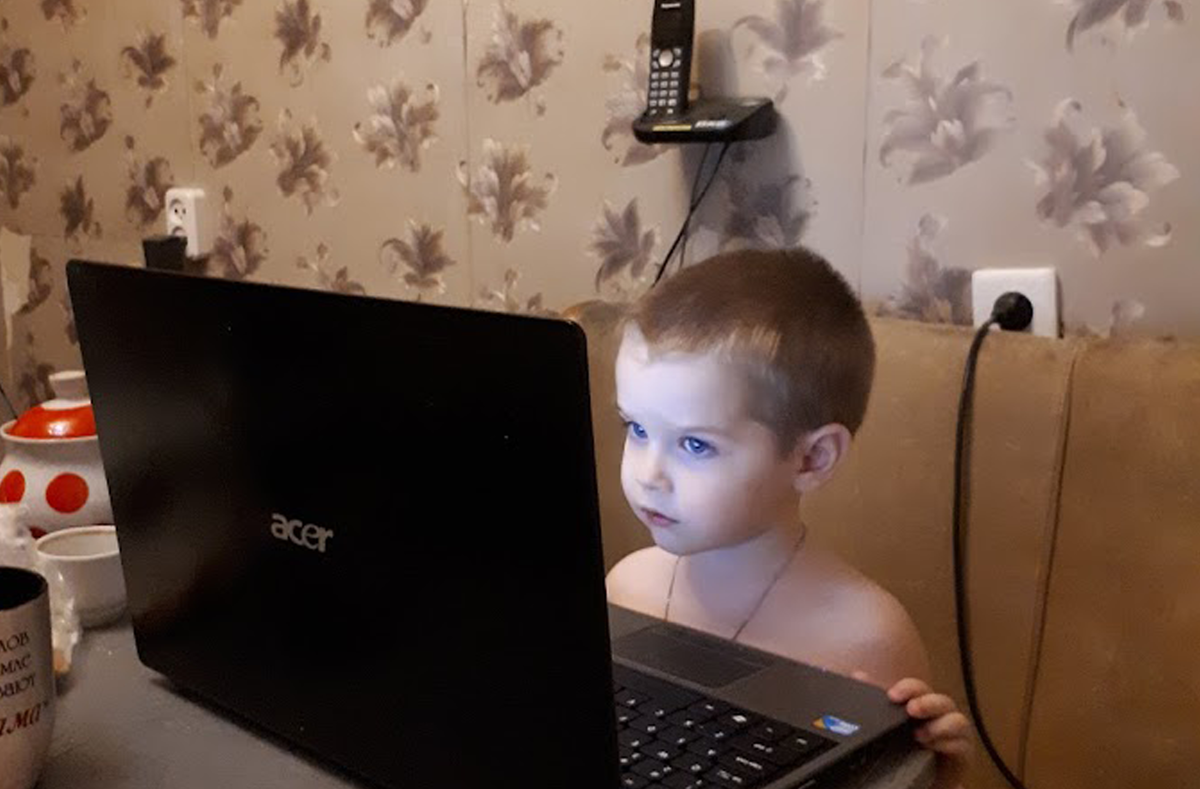 Костя смотрит, что там в интернете