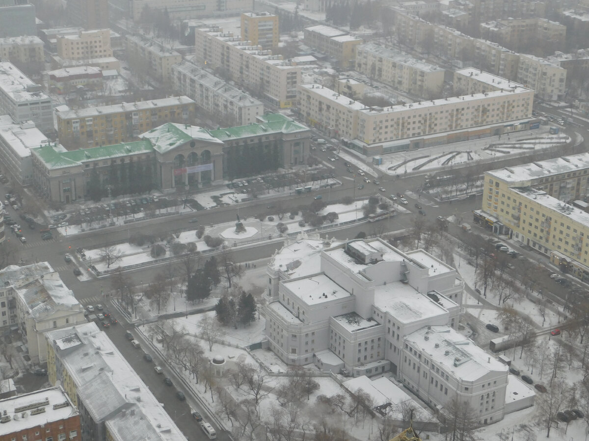 Екатеринбург с высоты небоскрёба "Высоцкий": вид на УрГУ и Оперный театр. Фото автора.