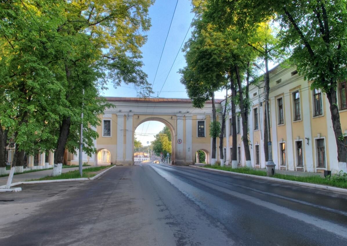 Калужская область улицы. Здание присутственных мест Калуга. Ансамбль присутственных мест Калуга. Арки присутственных мест Калуга. Присутсутственные места Калуга.