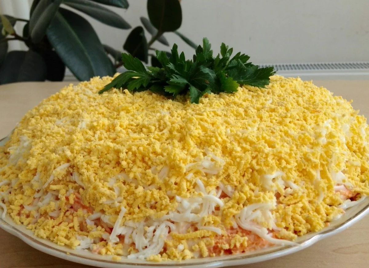 Салат из печени трески.