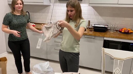 Костя и ира дзен. Мама с дочкой готовят. Ира и катя помогают маме фермеру. Ира и катя помогают маме фермеру. Задача катя живет на 3 этаже.