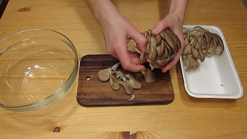  Если хочется своих маринованных грибов, то можно купить свежие  вешенки и быстро их замариновать. Очень простой рецепт. Попробуйте  приготовить!