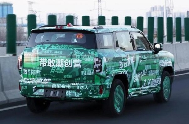 На фото: Haval Cool Dog в "камуфляже" во время дорожных испытаний