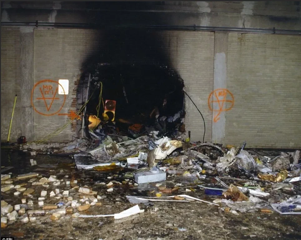 Отверстие от самолёта. Из открытых источников