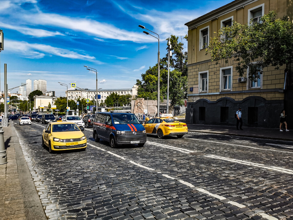 Брусчатка на Баррикадной улице.