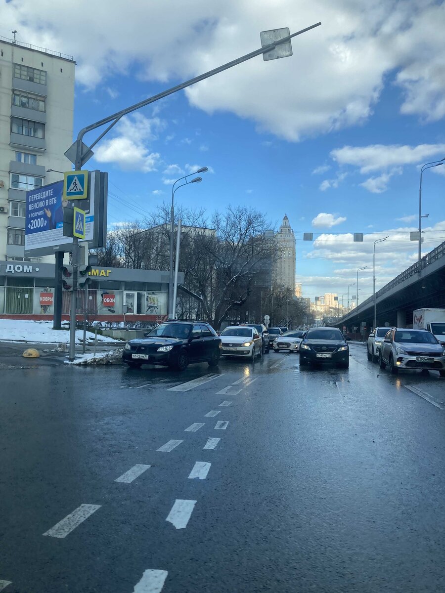 Такая была погода, еще снег лежал