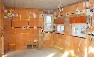 Что сначала — электрика или штукатурка, а может наоборот?