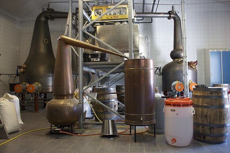 Allezzoomzoom. Перегонные кубы Smögen whisky, whisky wash по-прежнему справа, whisky spirit по-прежнему слева, а Strane gin по-прежнему на переднем плане. 2016 год