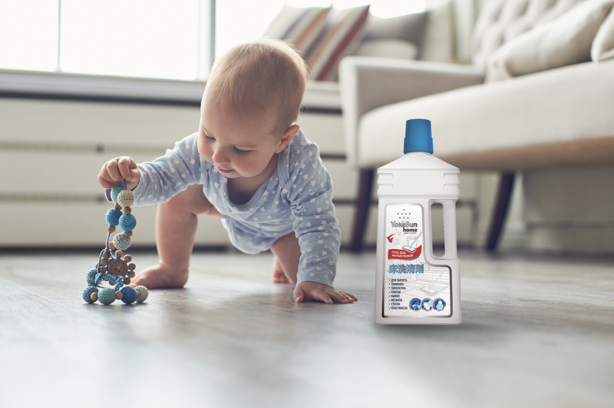С гелем YokoSun мытье пола будет простым и тщательным: молекулы ПАВ вступают в реакцию с загрязнениями и убирают все, с чем не может справиться вода. А благодаря щадящему составу можно спокойно позволять детям ползать по комнате после уборки