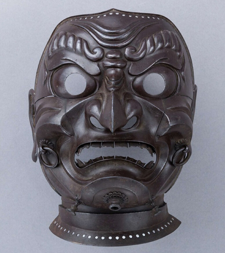 Боевая маска в виде Тенгу (Tengu) - легендарное существо с птичьими чертами и сверхъестественными способностями. Мастер Muneakira