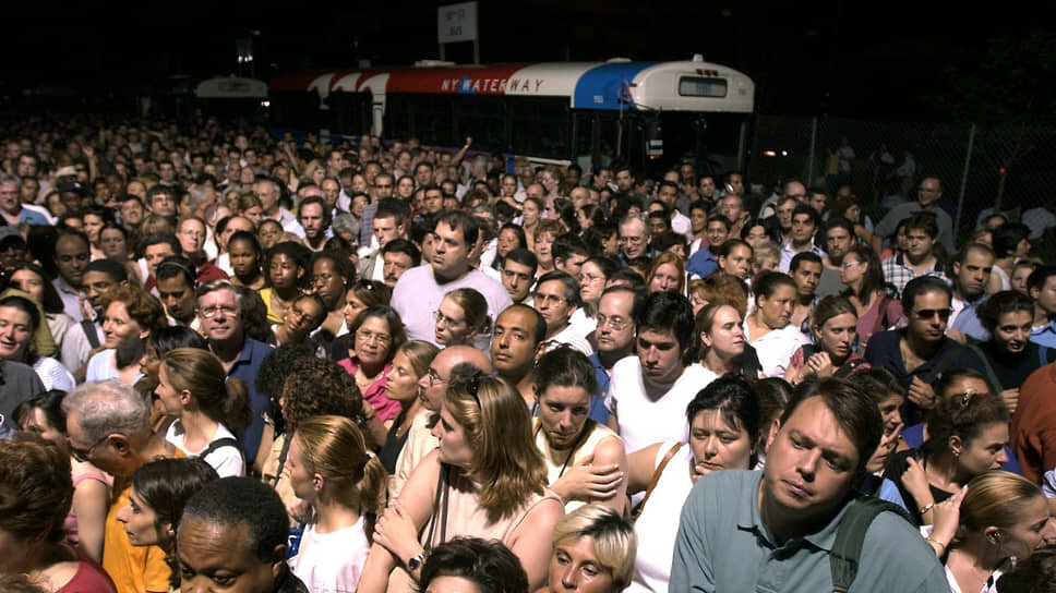    Нью-Йорк, США. Из-за перебоев в работе метро на паром из Манхэттена в Нью-Джерси выстроилась очередь из нескольких тысяч пассажиров Julie Jacobson / AP