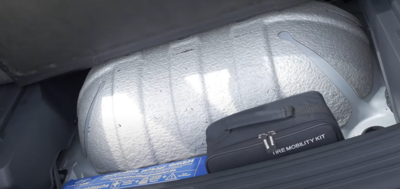    Один из баллонов Hyundai ix35 FCEV, расположенный в багажнике. Фото: YouTube.com