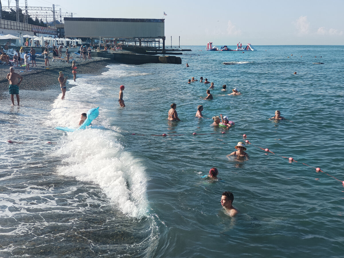 пляж в курортном городке