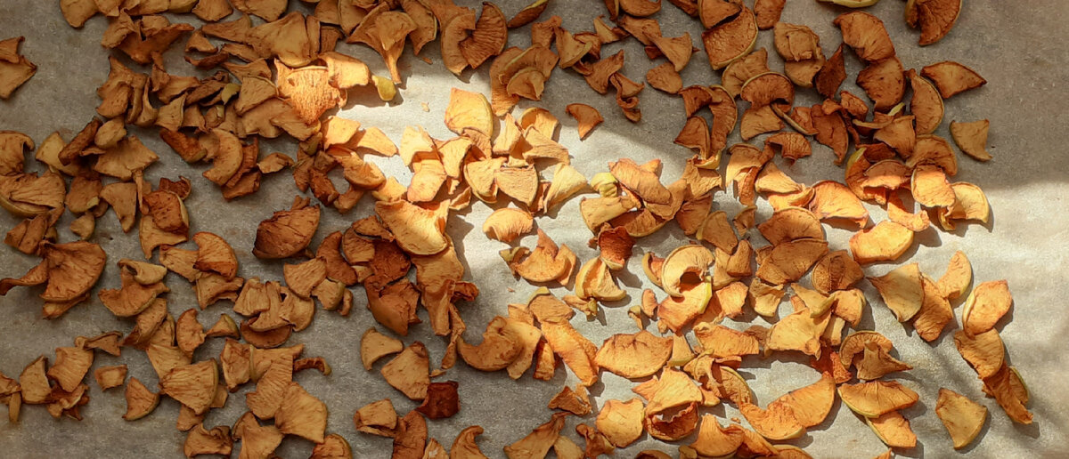 Яблоки на балконе