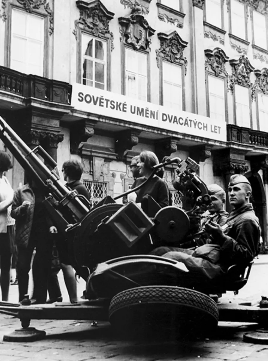 Фото: «Что вы здесь делаете?!» Советские танкисты были застигнуты ...