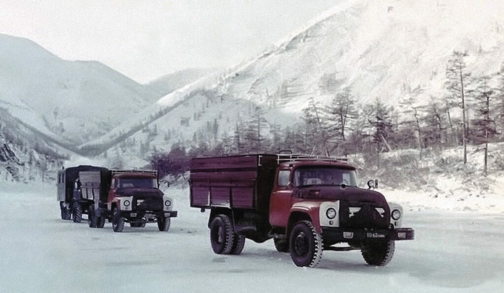 ЗиЛ-130С гос. номер «10-63 проба», ЗиЛ-130С гос. номер «10-62 проба», ЗиЛ-157, Якутская АССР, Нижнеянск, 1965 год. Фотография © Николай Добровольский