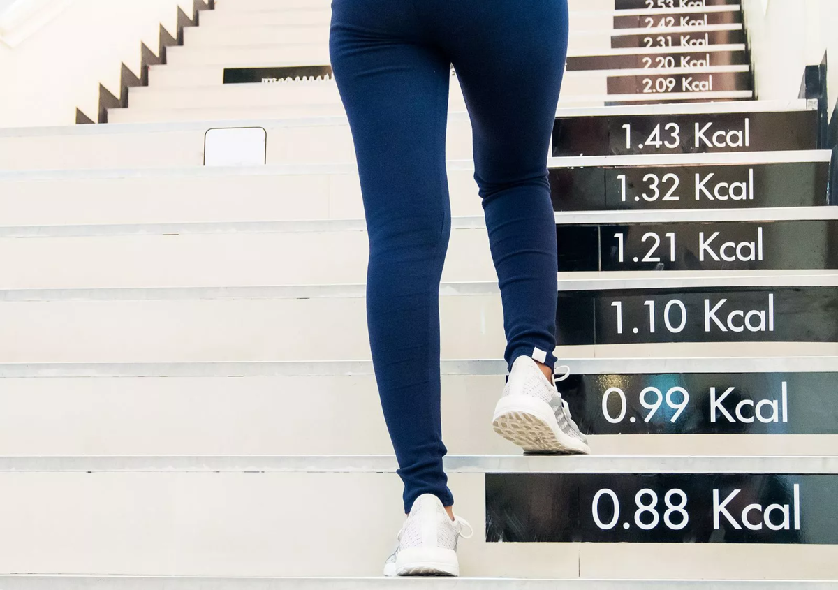 Сколько калорий подъем по лестнице. Ходьба по лестнице для похудения. Чем полезна ходьба по лестнице для женщин. Польза ежедневного хождения по лестнице. Ходьба по лестнице польза.