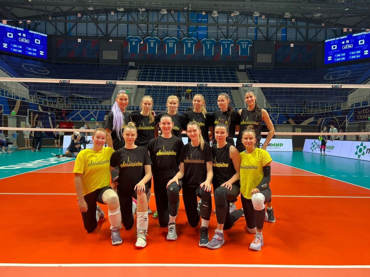 "Ленинградка" после игр в Казани. Слева направо: верхний ряд - Анна Матиенко, Анна Шевченко, Юлия Кутюкова, Анастасия Чернова, Валерия Ромаова; нижний ряд - Валерия Перова, Юлия Максимова, Дарья Малыгина, Валерия Харлова, Анастасия Гарелик, Анастасия Пирайнен. Фото - ВК "Ленинградка".