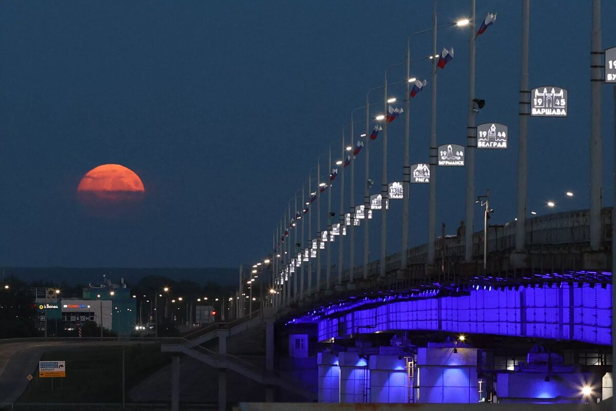 Голубое суперлуние что это. Луна приближается к земле. Синяя луна 11 февраля. Суперлуние август 2023. Картинки луны вблизи.
