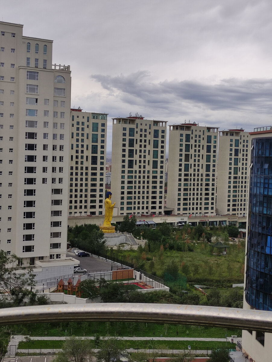 Вид на парк. Сразу видно, что парк новый. 