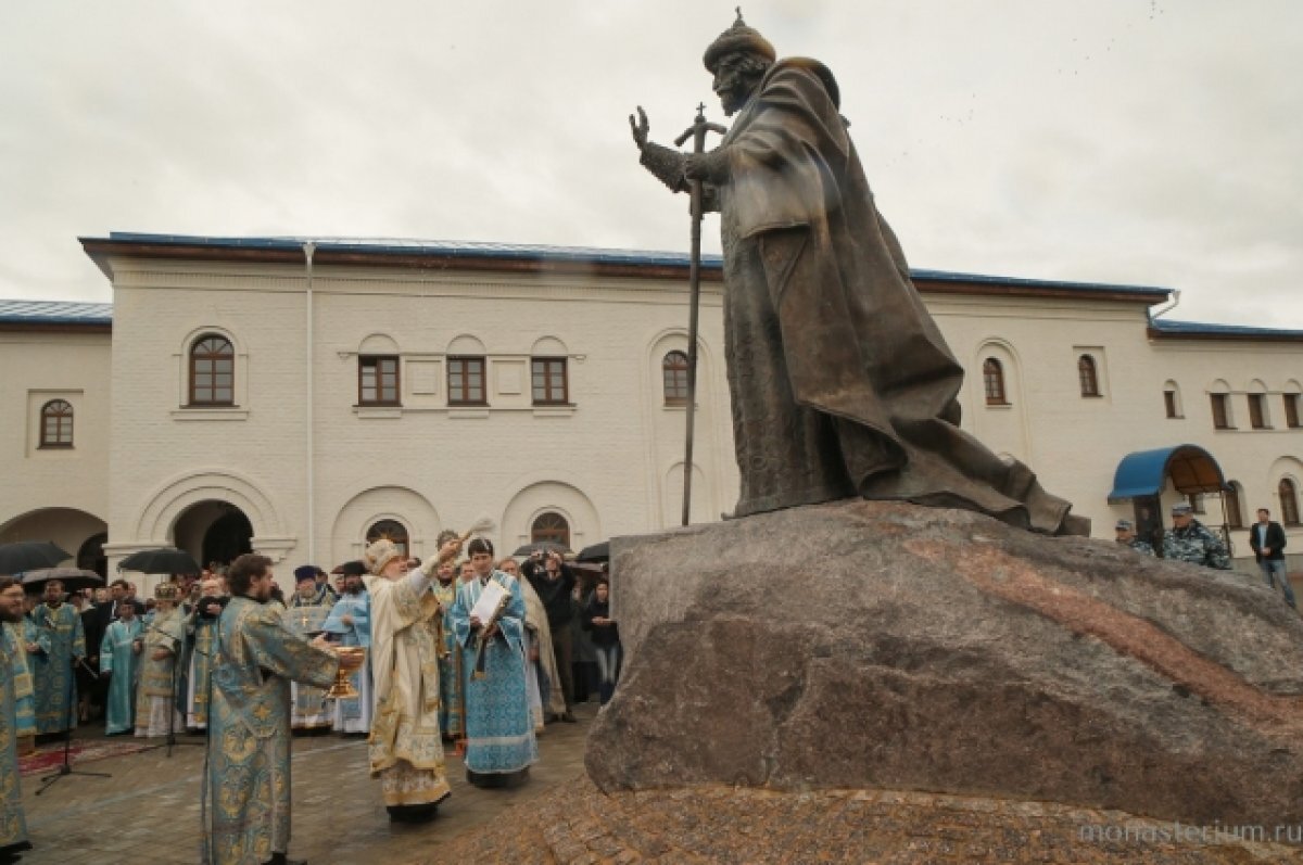    Памятник великому князю московскому Ивану III открыли во Владимирском скиту недалеко от мест, где состоялось Стояние на Угре в 1480 году.