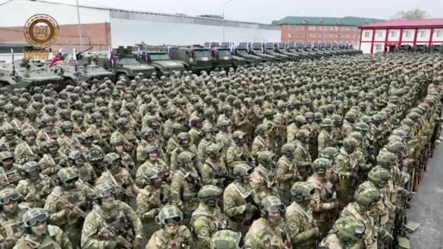     Министр обороны Шойгу издал приказ, по которому расширил круг командиров, имеющих право задерживать всех подозрительных на оборонных и военных объектах, в аэропортах, портах, на вокзалах. Военные коменданты смогут возбуждать административные дела.