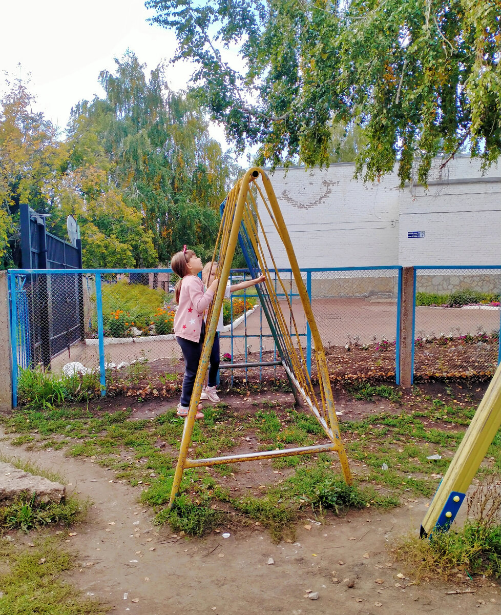 встретила девочку из другого класса. Они вместе ходили в детский сад. 