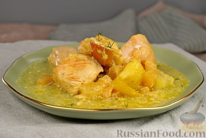 куриное филе, кабачки, ананас консервированный, перец болгарский, лук репчатый, чеснок, сливки, карри, соль, масло растительное