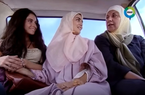 Жади, Латифа и Зурайде едут в такси