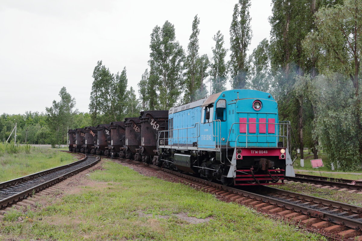 Какая железная. Тепловозы НЛМК тгм6д. ТГМ-6 1048. Маневровый Локомотив НЛМК. Тепловоз ТГМ 46.