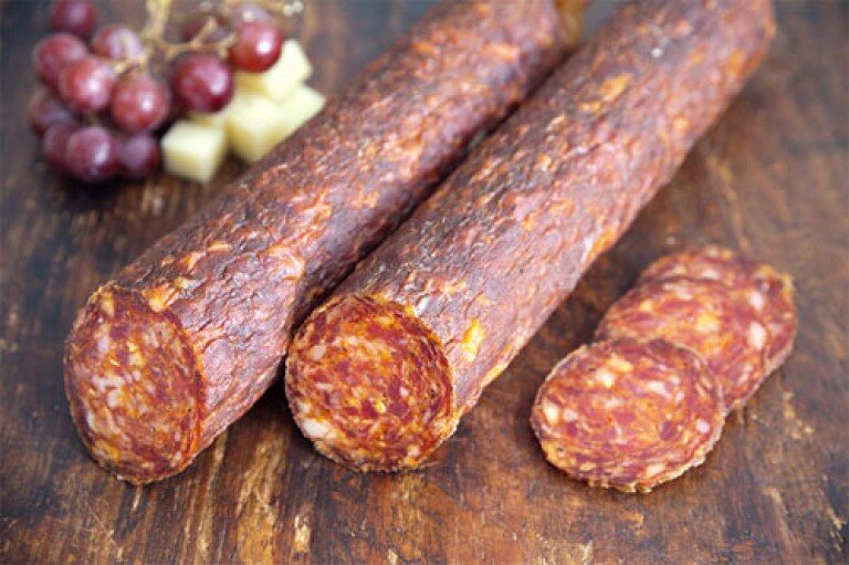 колбаса московская сырокопченая. сыровяленная колбаса "итальянская". домашняя сыровяленая колбаса. сыровяленая колбаса баварская. мясницкий ряд сырокопченая брауншвейгская.