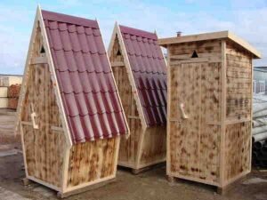 Если земельный участок расположен на холмистой местности и находится под наклоном, санузел обустраивают на самом низком месте.