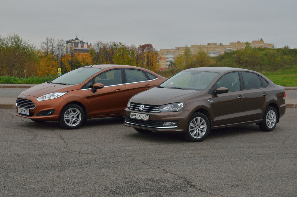 На  Polo шины размерностью 195/55 R15, а на Fiesta – 185/60 R15. Обе машины  обуты в Кама Euro, так что простейший способ улучшить управляемость или  тормозные свойства – поставить резину именитого производителя. Кстати,  если у VW сзади диски, то на Ford – барабаны.  