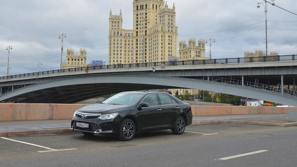   Camry  Exclusive – это абсолютно все опции, доступные для седана с мотором  объёмом 2.5 литра, кроме  повышающих комфорт на втором ряду. Кстати,  задняя шторка с электроприводом и подогрев заднего дивана всё же  присутствуют.    