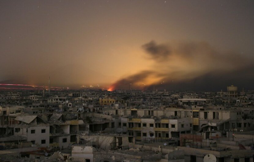 Свет и дым в окрестностях Восточной Гуты в Сирии, 11 марта 2018 года