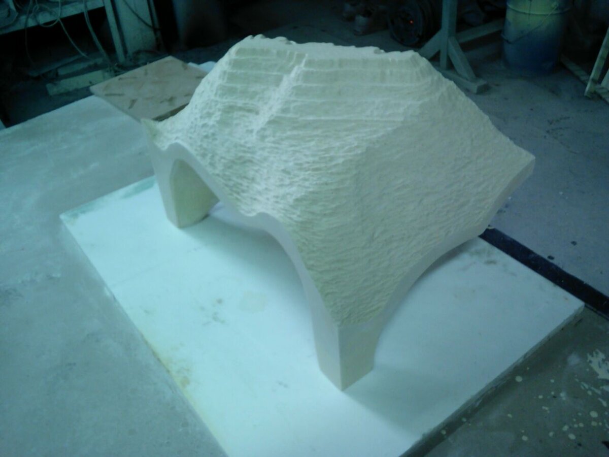 Как и обещал рассказываю и показываю как все было сделано. Этот макет вырезал из плотного пенопласта, обязательно плотного. Дремель, насадки, болгарка немного фантазии и макет готов. Дальше обильно смазываем разделительной пастой. Следующий шаг, это силиконовая форма и двойной кожух из пластика. Затем замешиваем раствор на основе полиэфирной смолы, мраморной крошки трех фракций, немного пигмента и на финише имеем имитацию травертина.