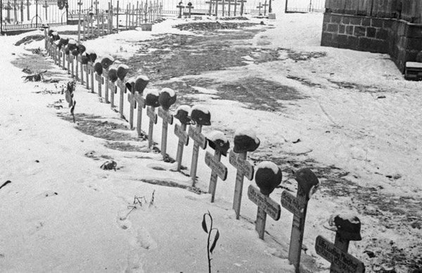 Немецкое солдатское кладбище в селе под Сталинградом.