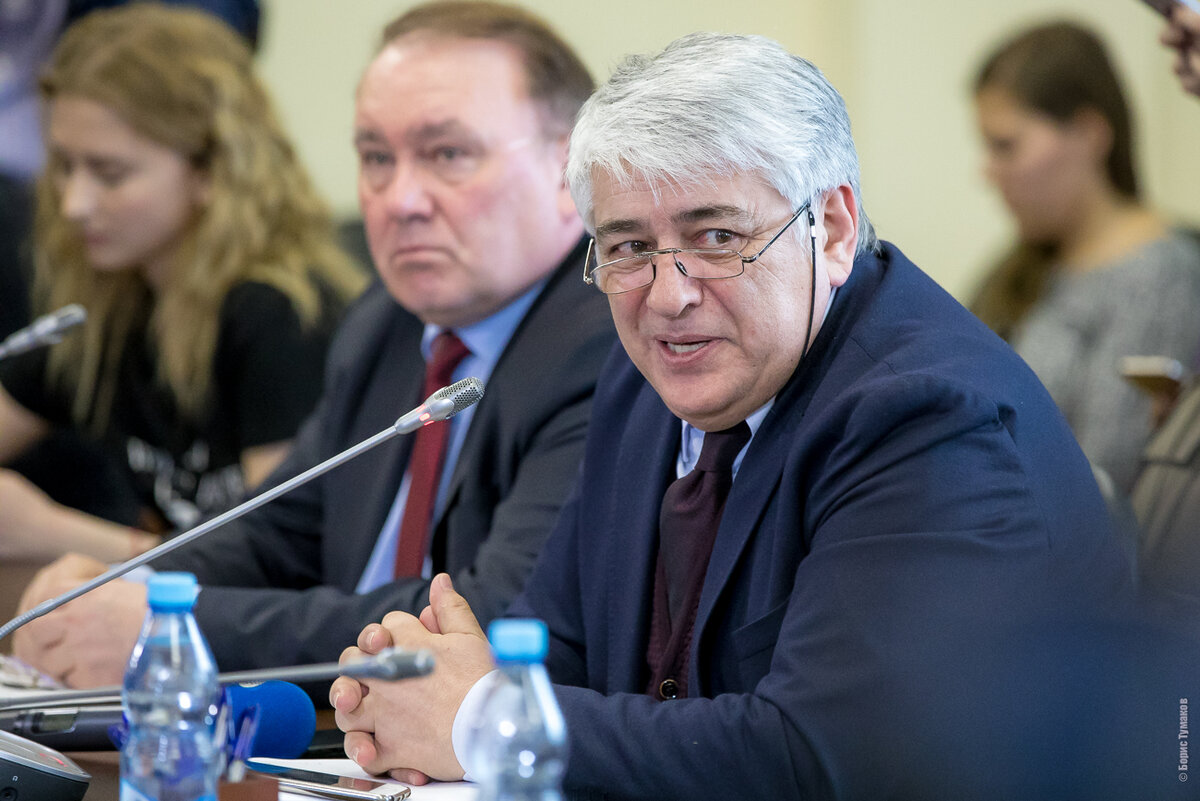  Долго думал, так кого же мне напоминает по мимике и облику Отари Ионович.... А точно - Михаила Саакашвили. Все изображения взяты здесь: https://vk.com/politika_777