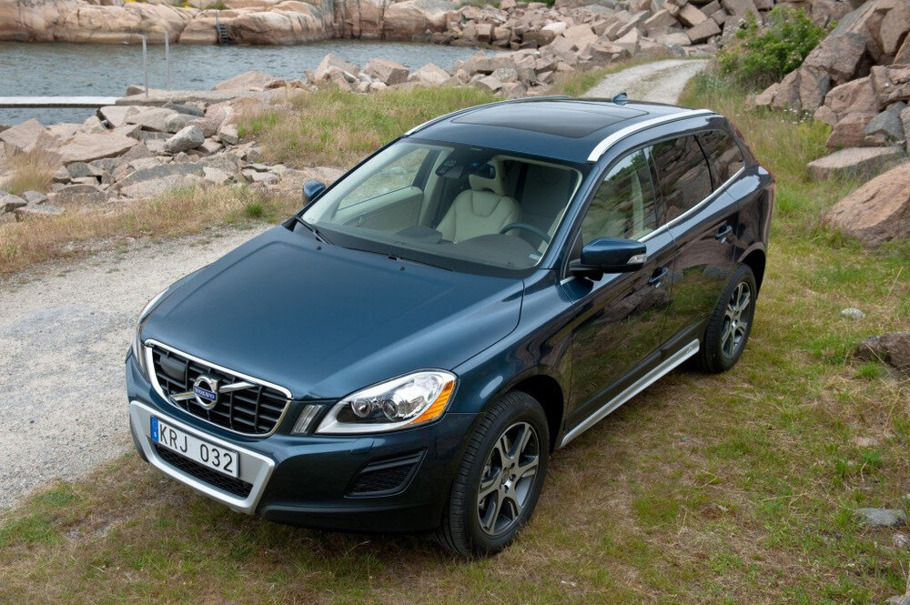     Volvo XC60,    Диапазон цен  --  980 000 – 1 050 000 руб.   Год выпуска 2008 – 2012,   Пробег  --  80 000 – 135 000 км,   Оптимальная версия  --  D5 или D3 и D4,   Плюсы  --  Надёжность, богатая комплектация, просторный салон, большой багажник, маленькие пробеги,   Минусы  --  Управляемость, плавность хода, цена, стоимость запчастей   