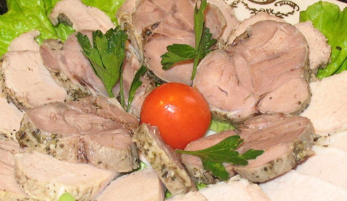 Куриная ветчина. Ветчина куриная. Буженина из курицы. Буженина куриная. Ветчина куриная домашняя