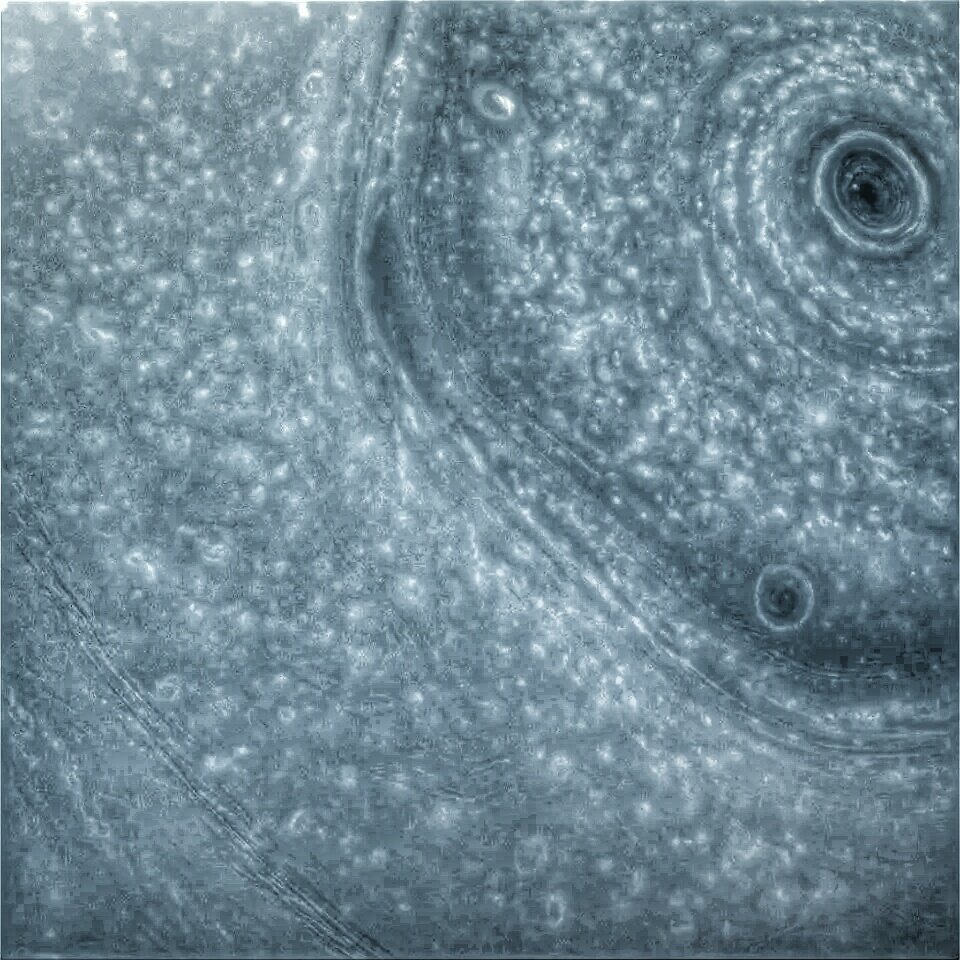 Крупный план Сатурна, прорезанного зондом Кассини.
