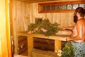 Алкоголь, употребленный в парилке, дает дополнительную нагрузку на организм, понижая, а затем и повышая давление