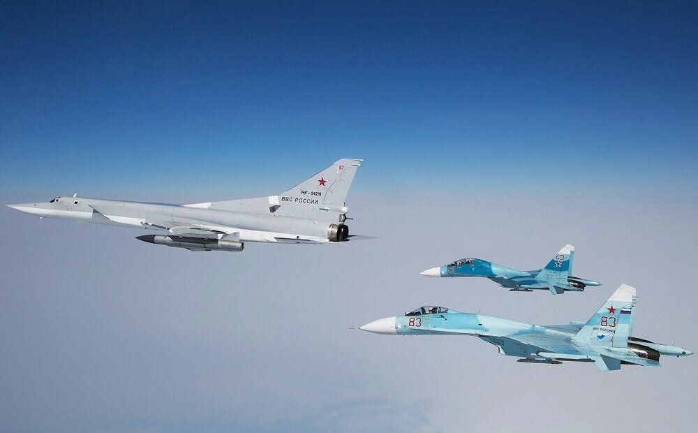 Российские истребители Су-35С и Су-27СМ сопровождают стратегический бомбардировщик ВКС РФ Ту-22М3