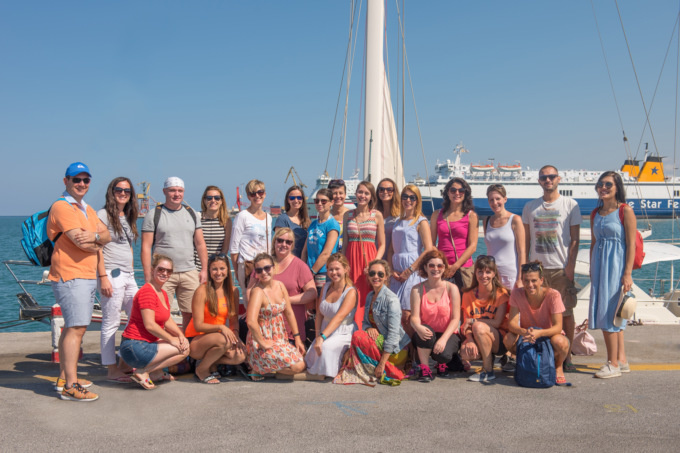 Наша команда в Греции. Я стою в центре в оранжевом платье