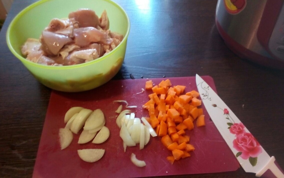 Курицу нарезаем средними кусками, лук полукольцами, а морковку кубиками