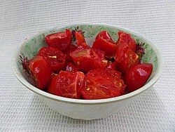 ШАГ 2:
Помидоры хорошо промыть в проточной воде, удалить плодоножку и порезать на кусочки, чтобы удобно было ложить в соковыжималку. Все помидоры должны быть целыми не мятыми, без трещин и уж тем более без гнили.