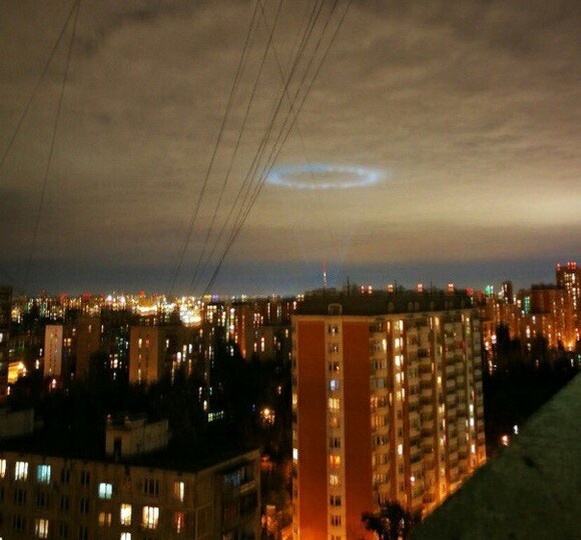 Над городом ночью в нескольких местах видели Нло. Тарелка медленно пролетела , зависла над домами. Житель зафиксировал Нло, успел взять бинокль и рассмотреть. По всей окружности горели и моргали лампочки. Объект был чёрного цвета. Он немного завис, минут на пять, а потом взмыл в небо.