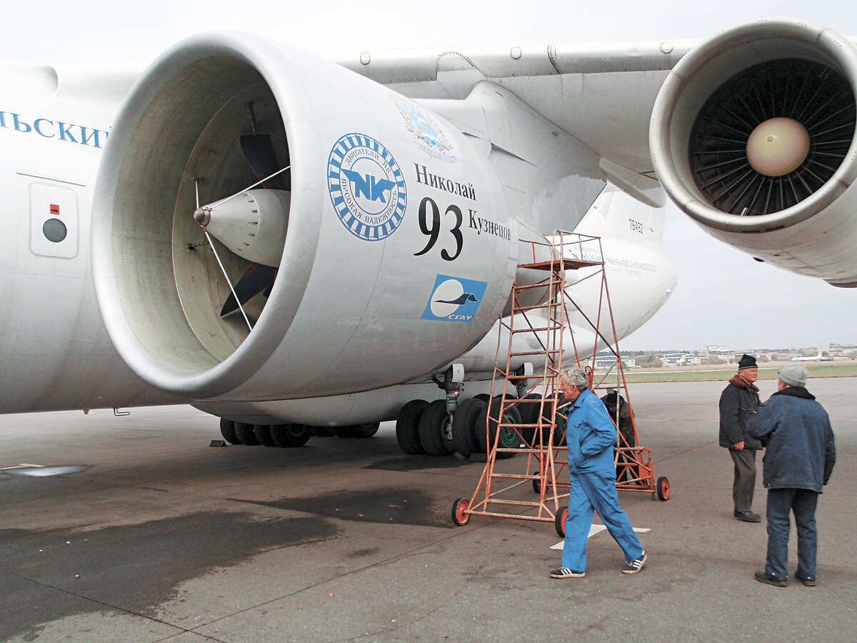 Двигатель НК-93 на крыле летающей лаборатории Ил-76ЛЛ