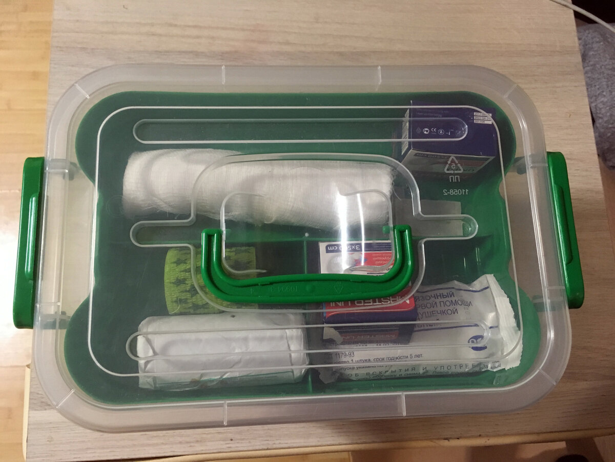 Пластиковый контейнер под аптечку
