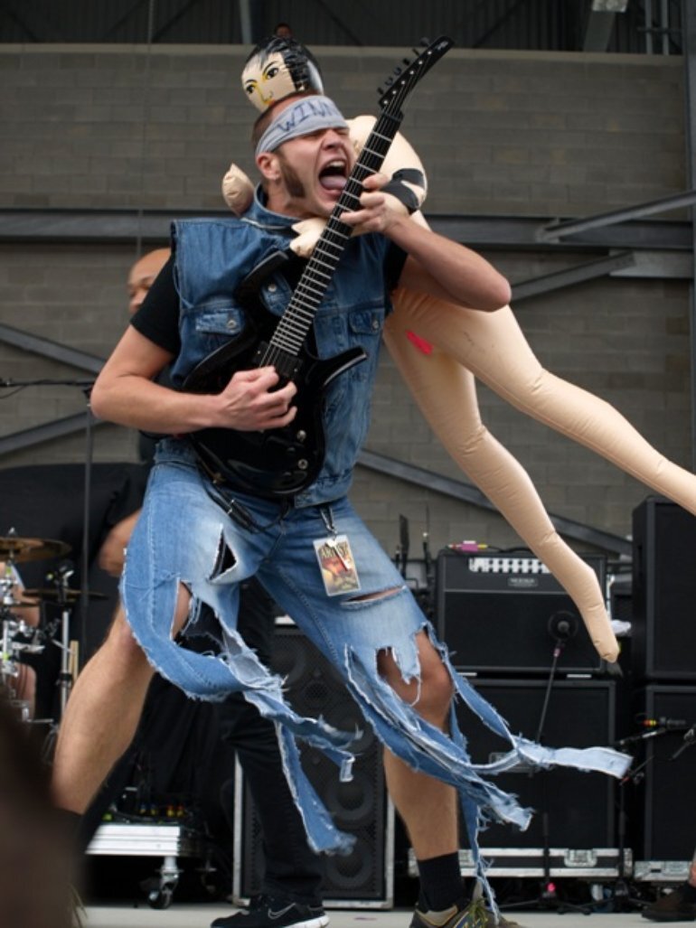 Адам на сцене с надувной женщиной. 